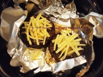 step2: 珍寶蘑菇去蒂, 洗淨。放在熱鍋略煎3分鐘
準備鋁箔紙, 把珍寶蘑菇放好, 打入雞蛋在蘑菇內, 灑上少許鹽, 放入適量碎芝士