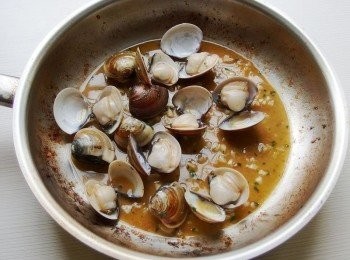 step6: 利用剛才的平底鍋倒入橄欖油,加入蒜末及蛤蜊一起拌炒出香氣,倒入適量的白酒蓋上鍋蓋(將鍋子拿起稍微搖鍋,讓蛤蜊均勻受熱)