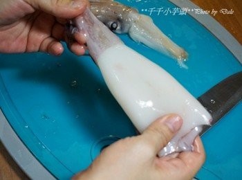 step2: 將小卷洗淨，依喜好切成圈狀，或切花（千千媽咪採用切花，方便沾附更多醬汁）
是說，小卷不一定要脫膜，不會影響口感，只是千千媽咪喜歡白溜溜的小卷
將小卷切花（下刀處要在小卷內部切花唷！）菱格紋方式下刀切花，再切至一口大小