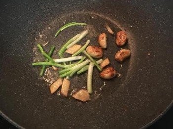 step3: 放入蔥白爆香
