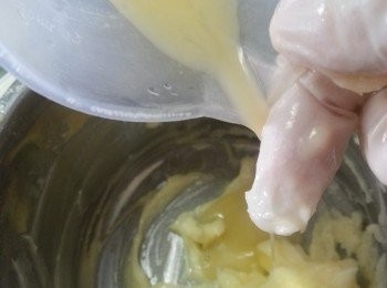 step7: 再將蛋液加入牛油中拌勻