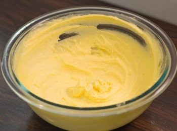 step2: 加入糖粉﹑鹽和檸檬皮屑，用打蛋器打發至淡黃色。