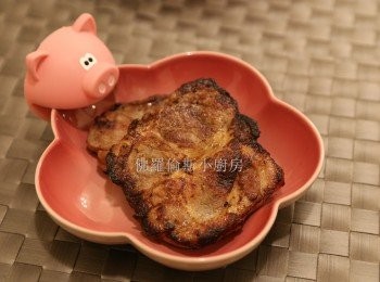 step2: (2) 熱鑊下油，把豬扒煎熟