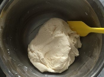 step3: 把餘下材料加到[步驟2粉類]中，拌匀成麵團。
