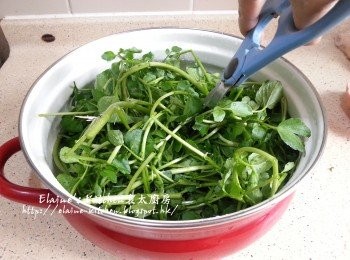 step2: 浸好後再洗淨放入煲內 , 將西洋菜稍為剪一剪短