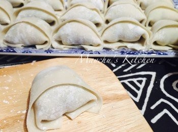 step5: 燒滾水下雲呑煮至浮起，湯底可加雞粉、麻油、葱花調味，即成可口菜肉雲呑湯。