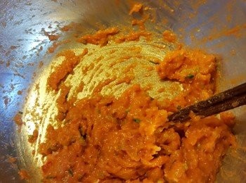 step5: 再加其餘所有材料拌勻, 用手撻至起膠