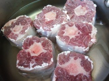 step2: 將急凍澳洲Macro Meats Paroo袋鼠尾放於室溫解凍、洗凈注入凍水浸過面出水10分鐘、拎出洗凈