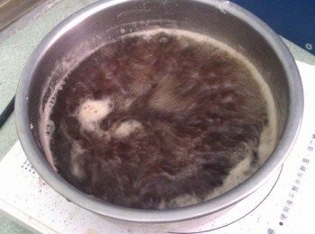 step1: 將洋菜粉加入650cc冷水中調勻後煮滾，再加入紅塘攪拌均勻