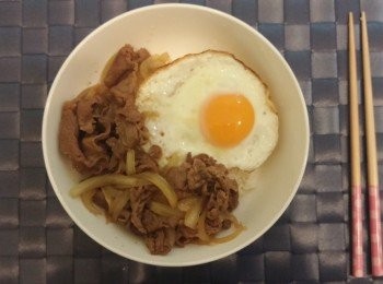 step6: 將牛肉及荷包蛋鋪於飯面即成。