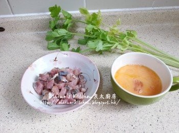 step3: 鹹魚去骨切粒 , 雞蛋打成蛋液備用