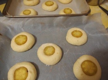 step6: 在麵團中央放上中一片甜薯輕輕按實