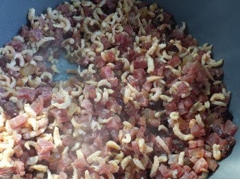 step3: 將所有切成小粒的臘肉放入鑊中爆香。