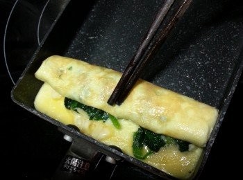 step9: 用筷子將蛋卷起