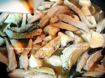 step7: 開始下<span class="group_3">調味料A</span>，並攪拌均勻〜炒料完成囉！