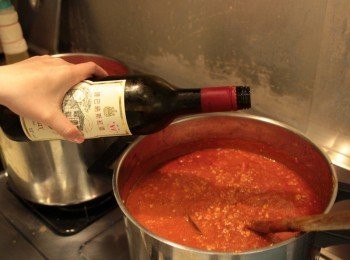 step9: 加入適量紅酒，燉煮約半小時以上收汁