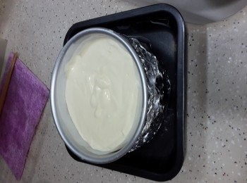 step9: 將面糊倒入活動模內，焗盆底部注入 2／3水份，以水浴法蒸焗旦糕