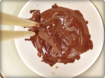 step7: 隔水融化後把脫水的土司們給全部均勻沾上!!