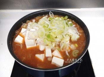 step4: 最後放入大蔥和豆腐，煲5分鐘，關火，把整包公魚拿掉，可以出菜了！