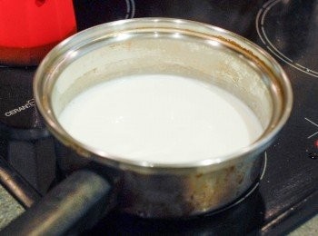 step2: 將牛奶加熱，下一湯匙糖與牛奶拌勻，至周邊有氣泡（如怕太甜，可不加糖）