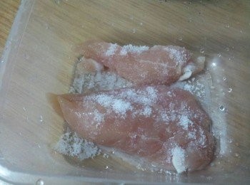 step2: 先把雞柳洗淨擦乾水份再用1湯匙鹽拌勻 , 放到保鮮盒中入冰箱醃一晚 ; 干貝用水洗淨加入2湯匙米酒和半碗水浸泡 , 一樣入冰箱放一晚