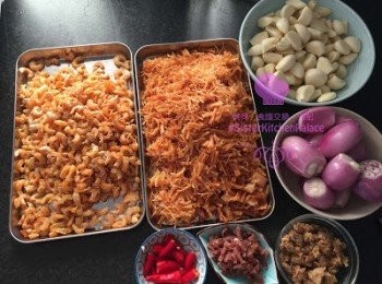 step1: 1. 前一晚先將乾瑤柱用少少水浸軟