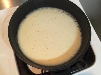 step4: 平底鍋清洗一下開小火, 放入奶油待融化後, 倒入步驟1的麵糊, 鍋子稍微轉一轉讓麵糊平均散開