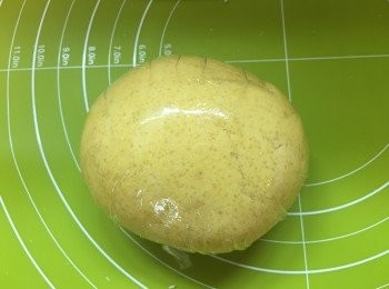 step4: 搓成粉團後包上保鮮紙，放入雪櫃雪三十分鐘。