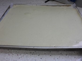 step9: 以切拌法拌勻後，加入已繪有圖案的焗盆上，舖平，入爐以180度焗15-18分鐘。