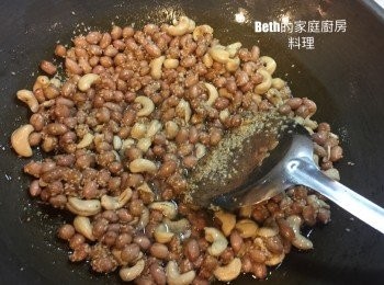 step3: 保持中小火，加入花生，用鍋鏟炒至花生有啵啵聲，約8-10分鐘，再炒2分鐘，加入腰果、芝麻與花生炒勻