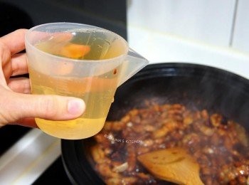 step8: 8.加入水，(醬油與水比例 1:4，也可以1:3，會比較鹹一點)