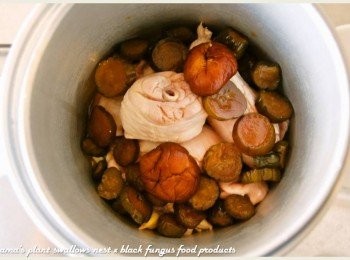 step3: 將已泡發的香菇、蒜頭、醬瓜與川燙後的雞腿肉塊，一同放入內鍋中。