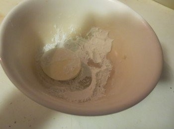 step1: 1.将材料准备好
2.虾洗干净抹干。
3.玉子豆腐沿着中间虚线切开,轻轻倒出来
4.用刀子切成小块