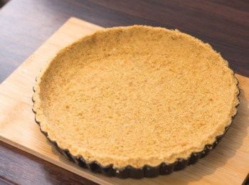 step2: <span class="group_1">批底</span>7 吋批盤底墊一張牛油紙，整個批盤鋪入已拌好的餅碎平均壓實，放入雪櫃（refrigerator）備用