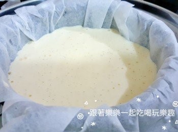 step7: 再倒入蛋糕模具中後，放入已預熱的電鍋中蓋上鍋蓋，蒸約20-25分鐘就完成。