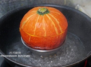 step13: 南瓜連頂部，放在小碗中固定，大火蒸5分鐘至熟。