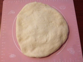 step2: 將麵團取出後, 按壓排氣