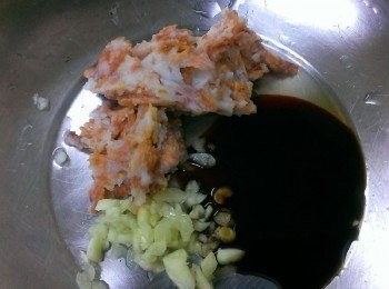 step3: 球友送的自製油蔥酥好香好好吃~再加一點點的蒜末和醬油~和地瓜葉拌勻~( 鹹度依個人口味調整)