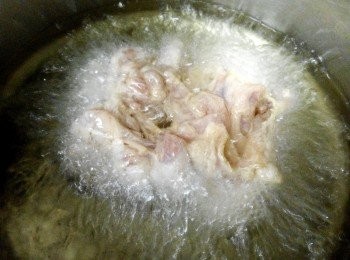 step4: 鍋油鍋燒熱至160。C，將雞肉一一收入，炸約3分鐘至熟，撈起瀝乾油分備用。