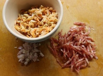 step2: 臘腸切細絲；蝦米洗淨泡一會，並瀝乾水分；紅蔥頭切碎。