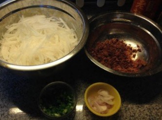 step2: 金華火腿汆水 10 分鐘，洗淨切碎粒、乾蔥切片、蔥切粒備用