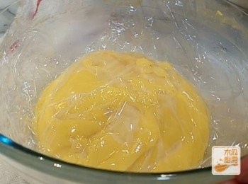 step7: 漸漸變得很稠時，即可離火，用微波爐保鮮紙將吉士醬封好，好以乾涸，待涼後，過篩讓口感更順滑