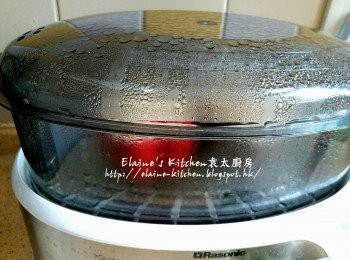 step6: 將適量材料放入器皿內 , 放入電蒸鍋內蓋上蓋蒸15分鐘