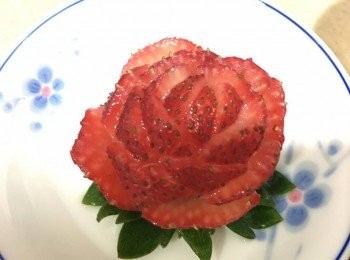 step3: 如此類推切到最頂部時以三角形咁切, 最後成了玫瑰花模樣