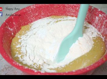 step2: 篩入低筋麵粉、吉士粉和泡打粉，用刮刀輕輕拌勻。