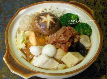 step1: 容器裝水加入韓式泡菜汁和油.水滾先下<span class="group_2">材料1</span>煮熟.接著加入<span class="group_3">材料2</span>並調味.最後加入<span class="group_4">材料3</span>和香油