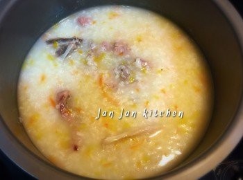 step6: 又待排氣後開蓋，完成。如有需要可加點鹽調味。上桌前加入鮑魚、菇粒及蔥花即可享用。