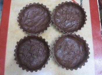 step5: 將麵團分成5份，捏入撻模內，並在底部用叉刺孔
烤箱預熱200度
把鮮奶蛋白倒入至8分滿，入爐（最底層）烤15分鐘即成