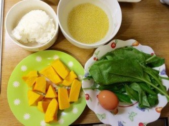step1: -山菠菜一小把，洗淨剪碎備用
-南瓜ㄧ塊，削皮切塊備用
-雞蛋ㄧ顆，洗淨備用
-小米ㄧ大匙
-熟米飯ㄧ小碗