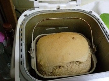 step1: ♨︎先放濕材料，再放粉類  

♦︎麵包機按快速鍵，二小時後出爐收包～(o^^o)